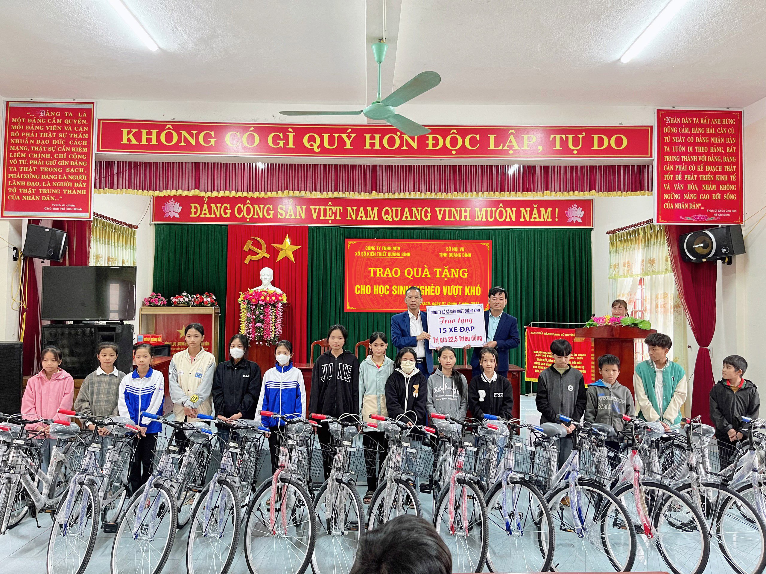  Trao tặng 15 chiếc xe đạp cho các em học sinh có hoàn cảnh đặc biệt khó khăn tại UBND ...