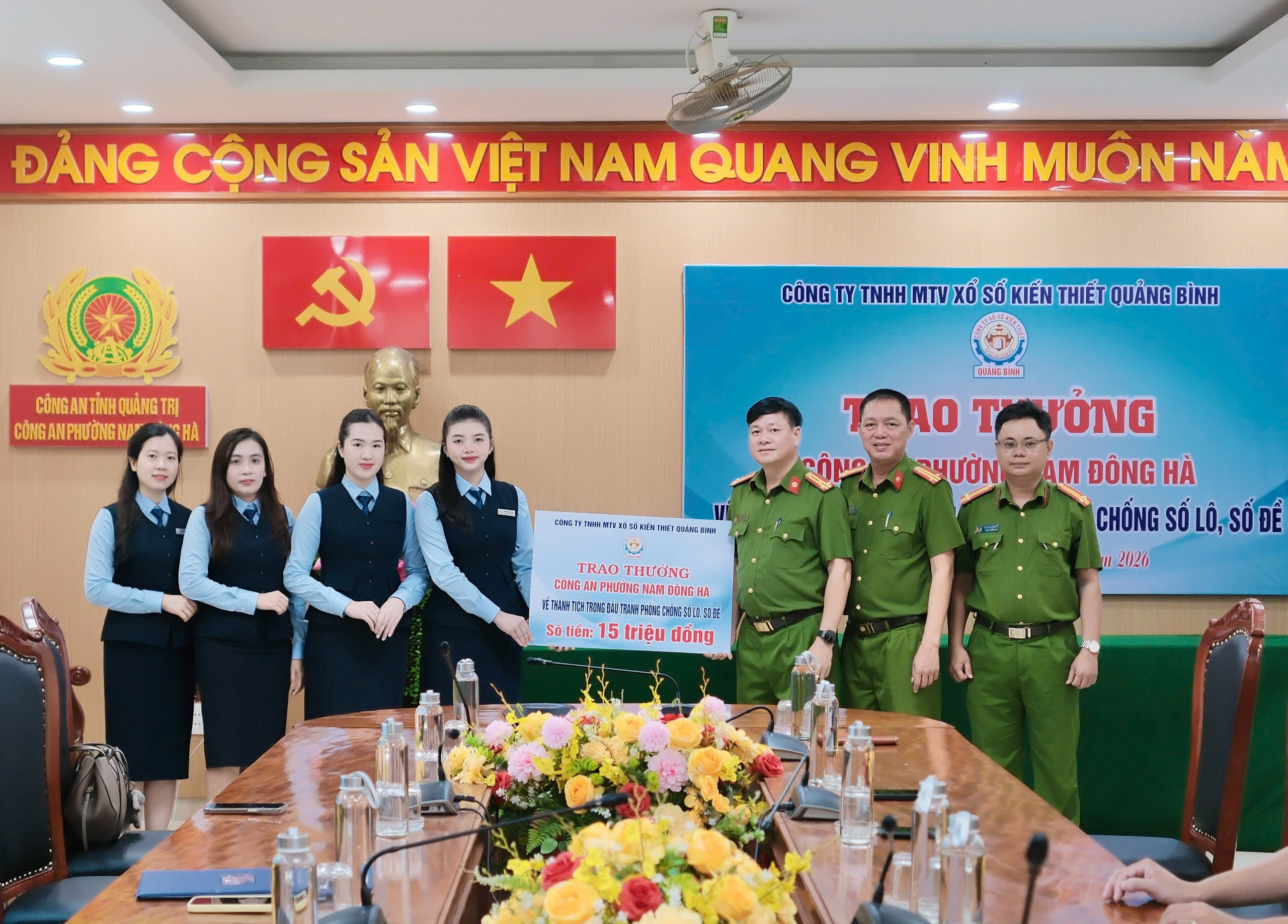 Công ty TNHH MTV Xổ số kiến thiết Quảng Bình trao thưởng cho Công an phường Nam Đông Hà