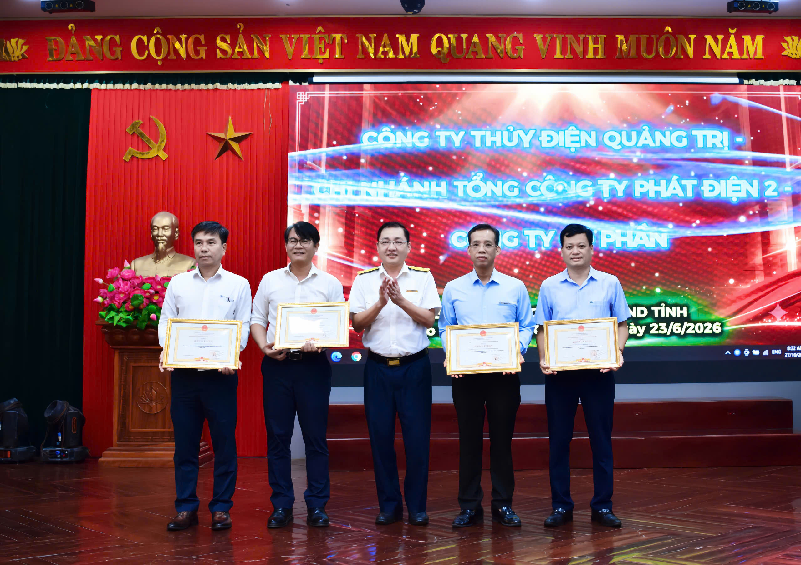  Công ty TNHH MTV Xổ số kiến thiết Quảng Bình vinh dự được Chủ tịch UBND tỉnh Quảng Trị tặng ...