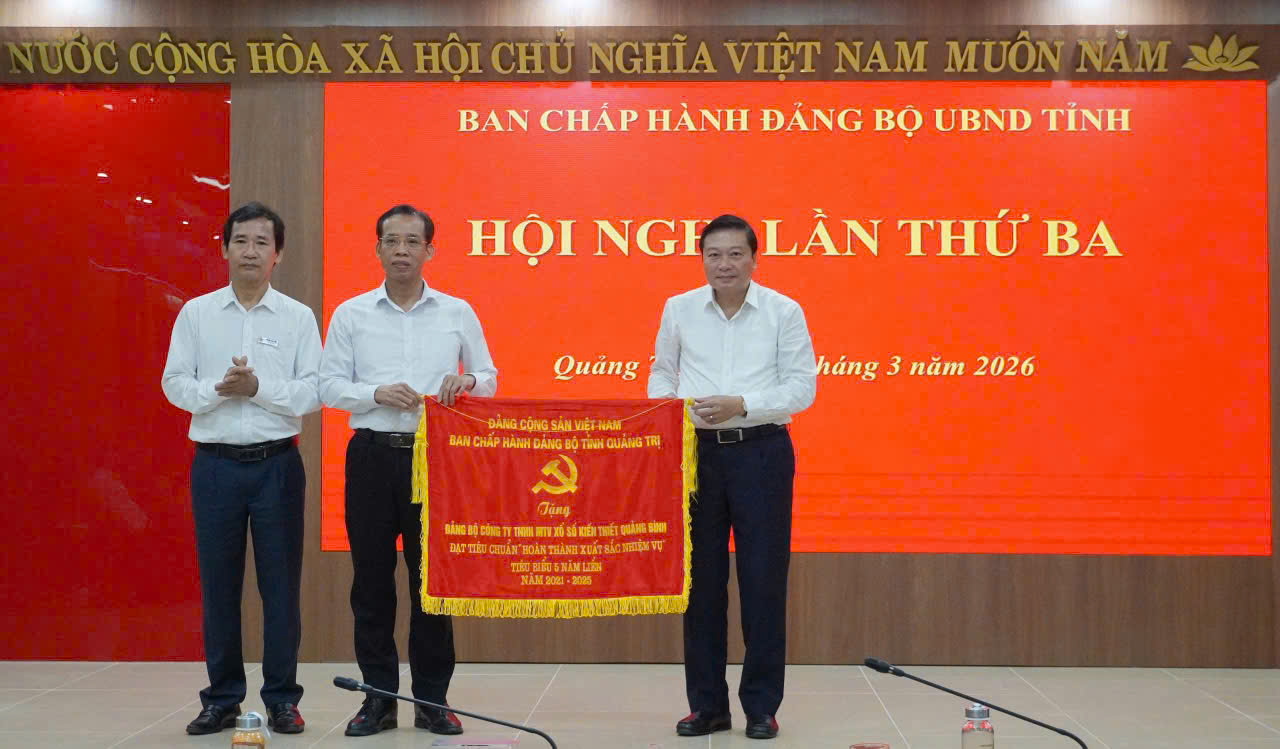  Đảng Bộ Công ty TNHH MTV Xổ số kiến thiết Quảng Bình nhận cờ đạt tiêu chuẩn 