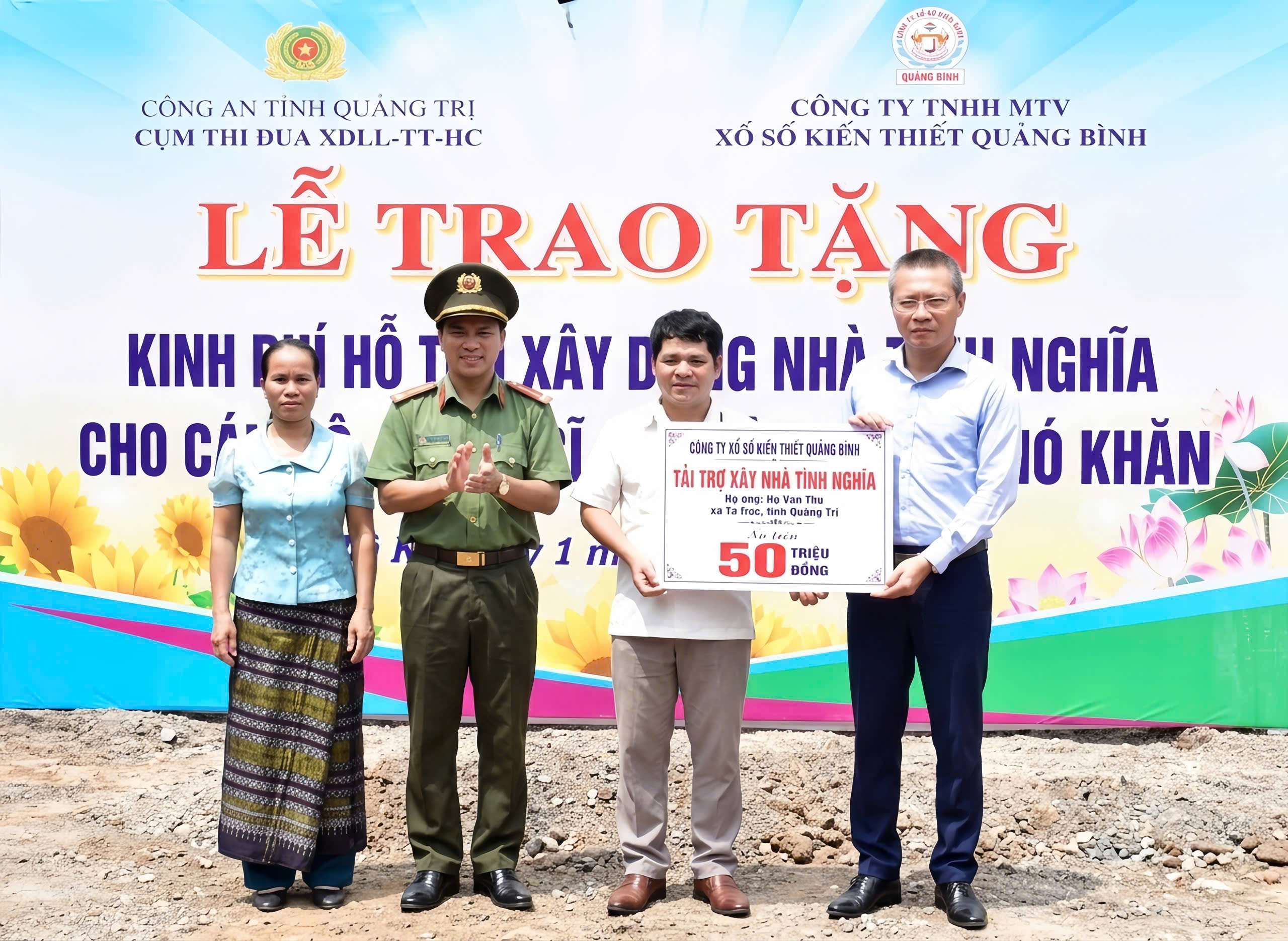 Trao tặng nhà tình nghĩa cho cán bộ công an xã Tà Rụt